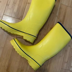 VINEYARD VINES ☀️Bright yellow rain boots. Worn twice; check out the soles!